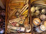 deux cartons remplis d'objets divers posés par terre