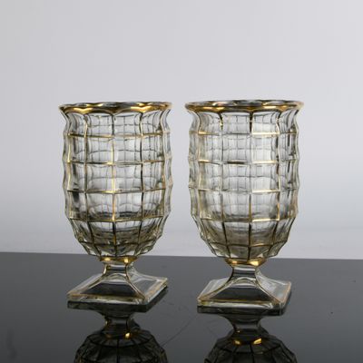 deux vases posés sur une table