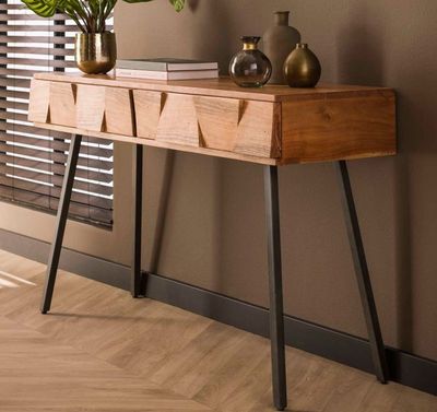 une table en bois sur laquelle se trouvent deux vases et un miroir