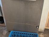 une photo représentant un lave-vaisselle et un panier dans une cuisine