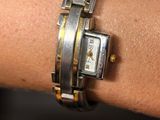 le poignet d'une femme qui porte une montre