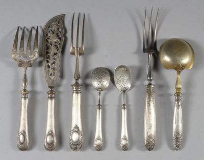 beaucoup de cuillères et de fourchettes en argent sur la table