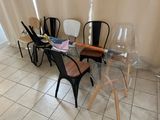 plusieurs chaises et une table dans une pièce aux murs blancs