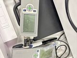 un tiroir blanc contenant du matériel électronique et des câbles