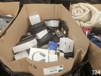 une pile de cartons remplis d'appareils électroniques