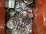 de nombreuses casseroles et poêles dans une boîte rouge