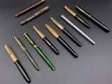 six modèles différents de stylos à plume alignés sur une table
