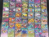 un tas de cartes pokemon posées sur une table
