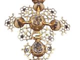 une image représentant une croix en or et en diamants sur fond blanc