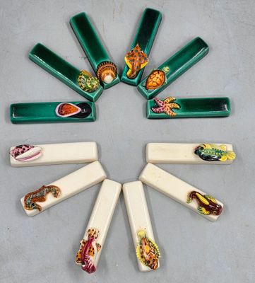 six pièces en céramique verte et blanche représentant un dragon