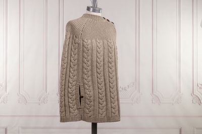 un gros plan sur un pull posé sur un mannequin dans une pièce