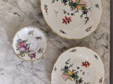 trois assiettes et un bol posés sur une table en marbre