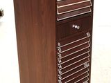 une grande armoire en bois comportant de nombreux tiroirs
