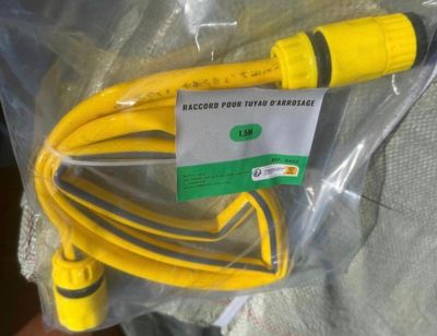 un tuyau jaune emballé dans un sac en plastique