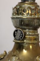 Lampe à pétrole en laiton richement repoussé de feuilles et … (photo 3)
