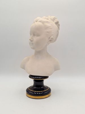 une image représentant le buste blanc d'une femme sur un socle noir