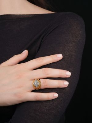 un gros plan sur la main d'une femme portant une bague au doigt