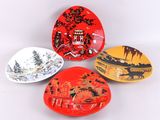 trois assiettes à motifs différents posées sur une surface blanche