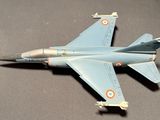 une maquette d'avion de chasse posée sur une table
