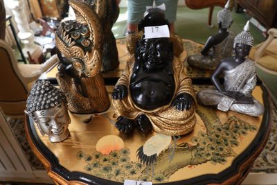 une petite table sur laquelle se trouve une statue de Bouddha