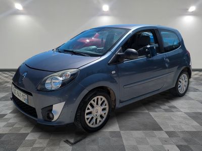 la petite voiture bleue est garée sur un sol en damier