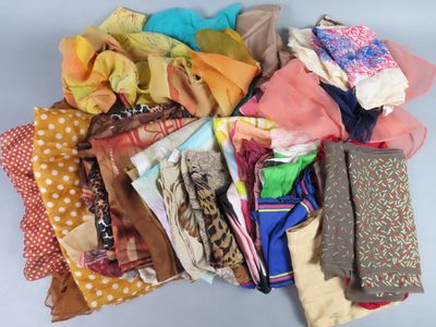 une pile de vêtements posée sur une table