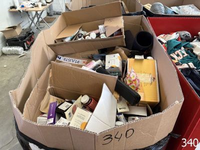 une boîte remplie d'objets divers dans une pièce
