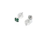 une paire de boucles d'oreilles à clous en cristal vert et blanc sur fond blanc