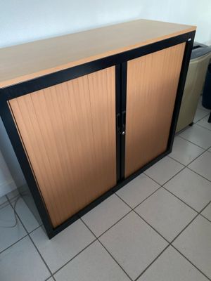 une armoire en bois avec deux portes sur le côté