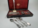 l'argenterie dans un coffret avec des cuillères et des cuillères à l'intérieur