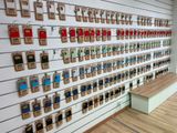 un mur entier recouvert de téléphones portables exposés dans un magasin