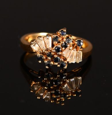 gros plan d'une bague en or avec saphirs et diamants