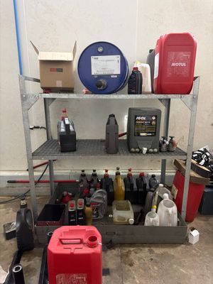 une photo d'un garage où il y a beaucoup d'objets par terre