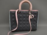 un sac à main noir et rose avec une bandoulière rose
