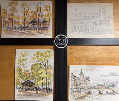 quatre tableaux accrochés au mur d'une pièce où se trouve une horloge