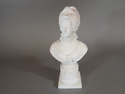 buste en marbre représentant une femme, posé sur un socle, sur fond gris