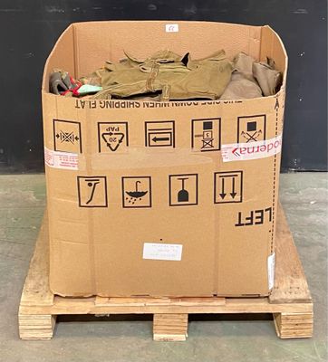 un carton posé sur une palette et contenant tout un tas d'articles