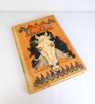 un vieux livre dont la couverture est ornée d'une image de cheval