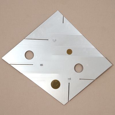 un miroir percé de trous accroché au mur