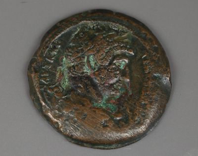 un gros plan d'une pièce de monnaie avec un visage dessus