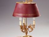 une photo d'une lampe de table surmontée d'un abat-jour rouge