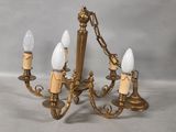 l'image d'un lustre auquel sont suspendues cinq lampes