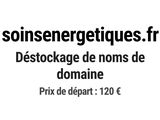 une image en noir et blanc représentant une affiche sur laquelle on peut lire « déstockage de noms de domaine »
