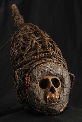 une image représentant un crâne sculpté dans un morceau de bois