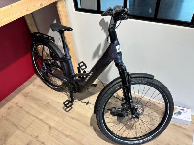 un vélo posé par terre devant une fenêtre