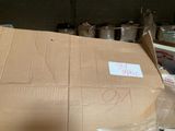 une boîte en carton sur laquelle est collé un autocollant, posée sur une table
