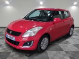 la petite voiture rouge est garée dans une grande pièce