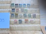 beaucoup de timbres sur le mur, à côté d'une feuille de papier