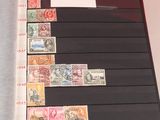 Plusieurs types de timbres sont présentés sur un dossier noir