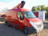 une camionnette rouge garée sur la terre battue